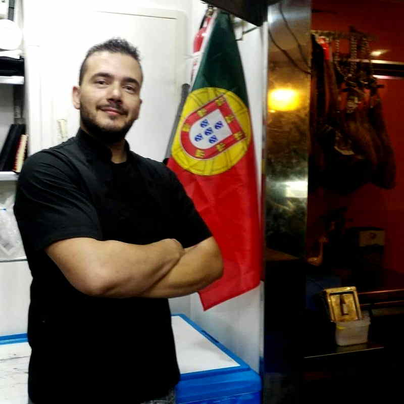 Duas Terras, El Português. Detapasconchencho